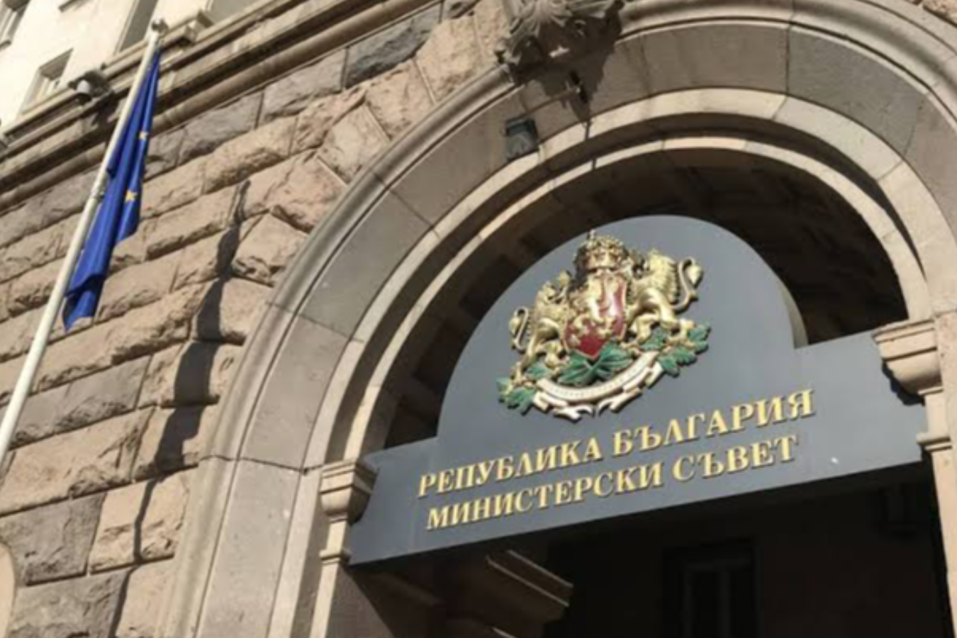 Правителството отпуска близо 320 хил. евро на общините за борба с комарите през септември